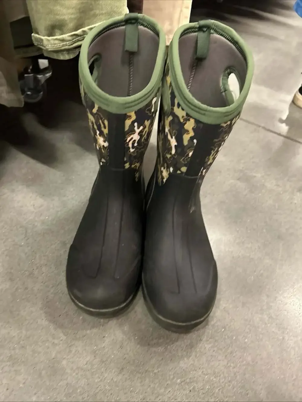 Bogs Kids Classic II Pop Camo Snow Boots Size Youth 6